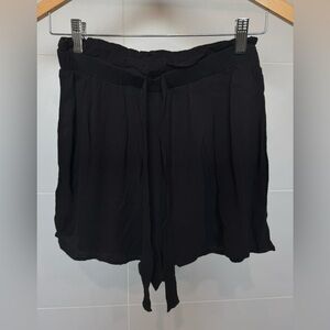 H&M Black Paperbag Waist Shorts Size 6
